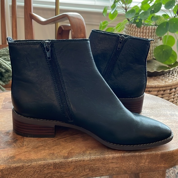 Lucky Brand black pointed toe low bootie women’s size 7 1/2 with brown h… - Picture 4 of 12